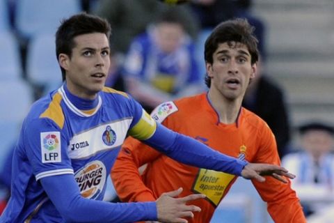 Getafe's forward Manu del Moral (L) vies with  Espanyol's Argentinian defender Juan Forlin  (R) during the Spanish league football match Getafe CF vs RCD Espanyol on January 23, 2011 at the Alfonso Perez stadium in Getafe. AFP PHOTO/ DOMINIQUE FAGET (Photo credit should read DOMINIQUE FAGET/AFP/Getty Images)