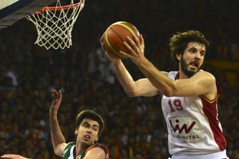 Beko Basketbol Ligi Play-Off final 1. maçnda Galatasaray Medical Park ile Banvit takmlar Abdi pekçi Spor Salonu'nda karlat. Bir pozisyonda Galatasaray MP'li oyuncu Furkan Aldemir (19) rakibi ile mücadele etti. (Anadolu Ajans - ebnem Cokun)