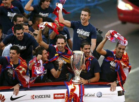 DEP101. MADRID, 01/09/2012.- Los jugadores del Atlético de Madrid ofrecen la Supercopa de Europa a sus aficionados hoy, 1 de septiembre de 2012, en la Plaza de Neptuno de la capital de España. EFE/JuanJo Martín