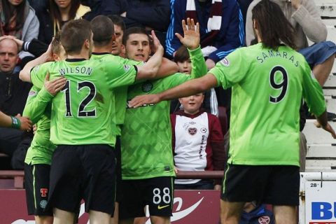 Celtic's Gary Hooper (C) celebrates with his team mates after scoring a goal against Hearts during their Scottish Premier league soccer match at Tynecastle Stadium in Edinburgh, Scotland May 11, 2011. REUTERS/David Moir (BRITAIN - Tags: SPORT SOCCER)