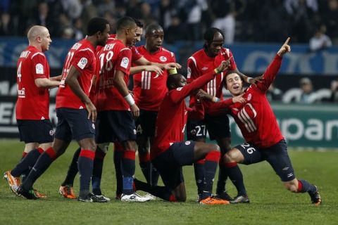 Lille's Eden Hazard (R) celebrates with team mates after scoring a goal during their French Ligue 1 soccer match at the Velodrome stadium in Marseille March 6, 2011. 
REUTERS/Jean-Paul Pelissier  (FRANCE - Tags: SPORT SOCCER)