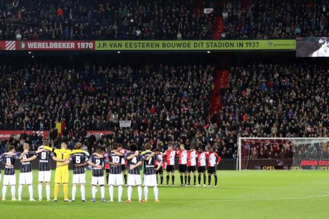 Συγκίνηση στο "De Kuip", ενός λεπτού χειροκρότημα για τον Κρόιφ