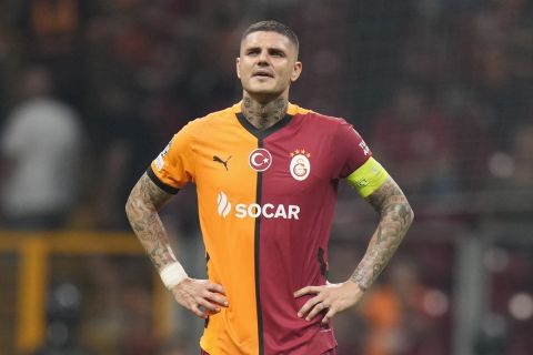 Galatasaray's Mauro Icardi, walks off the pitch after his team lose the Champions League play-off second leg soccer match between Galatasaray and Young Boys in Istanbul, Turkey, Tuesday, Aug. 27, 2024. (AP Photo/Francisco Seco)