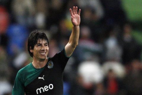 Sporting's Jaime Valdes celebrates his goal against Leiria during their Portuguese Premier League soccer match at Magalhaes Pessoa stadium in Leiria October 31, 2010. REUTERS/Hugo Correia (PORTUGAL - Tags: SPORT SOCCER)