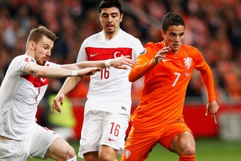 AMSTERDAM, NETHERLANDS - MARCH 28:  Ibrahim Afellay of Netherlands and Serdar Aziz of Turkey batle for the ball during the UEFA EURO 2016 qualifier match bewteen the Netherlands and Turkey held at Amsterdam Arena on March 28, 2015 in Amsterdam, Netherlands.  (Photo by Dean Mouhtaropoulos/Getty Images)