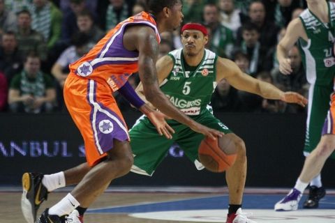 Zalgiris Kaunas's Marcus Brown (R) vies with Power E. Valencia Jeremy Richardson (L) during their Euroleague group A basketball match in Kaunas on February 24, 2011. AFP PHOTO / PETRAS MALUKAS (Photo credit should read PETRAS MALUKAS/AFP/Getty Images)