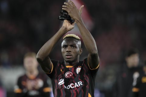 Galatasaray's Victor Osimhen greets fans at the end of the Europa League soccer match between Alkmaar and Galatasaray at AFAS stadium in Alkmaar, Netherlands, Thursday, Nov. 28, 2024. (AP Photo/Patrick Post)