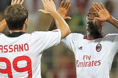 epa02513559 AC Milan player Clarence Seedorf (R) celebrates with his team mate Antonio Cassano (L) after scoring a goal against Al-Ahli FC during their Emirates Challenge Cup soccer match at Al Ahli's Rashid Stadium in Dubai, United Arab Emirates, 02 January 2011.  EPA/ALI HAIDER