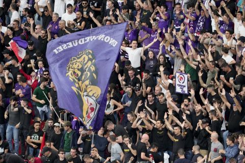 Fiorentina fans cheer before the Europa Conference League final soccer match between Fiorentina and West Ham at the Eden Arena in Prague, Wednesday, June 7, 2023. (AP Photo/Darko Vojinovic)