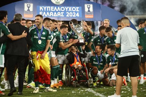 Κύπελλο Ελλάδας Betsson: Η στιγμή της απονομής του τροπαίου στον Παναθηναϊκό και η κούπα στα χέρια του μικρού Γιαννάκη