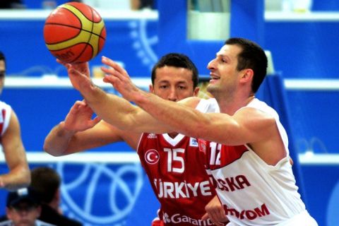 Turkey's Hidayet Tyrkoglu vies with Poland's Piotr Szczotka (R) during the first rounf Group A basketball match between Turkey and Poland in Panevezus on September 4, 2011.  AFP PHOTO/JOE KLAMAR (Photo credit should read JOE KLAMAR/AFP/Getty Images)