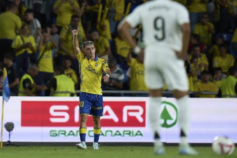 Las Palmas' Alberto Moleiro celebrates scoring his side's opening goal during the Spanish La Liga soccer match between Las Palmas and Real Madrid at the Gran Canaria stadium in Las Palmas, Spains Canary Islands, Thursday, Aug. 29, 2024. (AP Photo/Gabriel Jimenez)