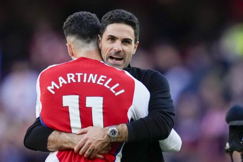 Arsenal's manager Mikel Arteta hugs Arsenal's Gabriel Martinelli after the English Premier League soccer match between Arsenal and Southampton at the Emirates Stadium in London, Saturday, Oct. 5, 2024. (AP Photo/Kirsty Wigglesworth)