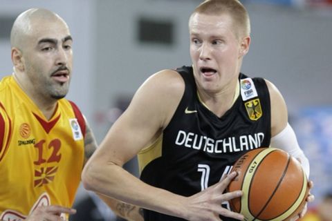 Germany's Robin Benzing, right, is challenged by Macedonia's Pero Antic during their EuroBasket 2009, European Basketball Championships group E qualifying round match in Bydgoszcz, Poland, Sunday Sept. 13, 2009. (AP Photo/Darko Vojinovic)