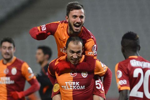 Ziraat Türkiye Kupas 5. turunda Galatasaray, Balkesirspor'la Atatürk Olimpiyat Stad'nda karlat.Galatasaray oyuncusu Umut Bulut'un takm arkadalaryla gol sevinci. (Erhan Elald - Anadolu Ajans)