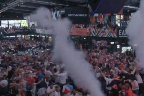 Euro 2024: Πανζουρλισμός των Άγγλων οπαδών στο Boxpark του Γουέμπλεϊ για το γκολ του Σάκα 