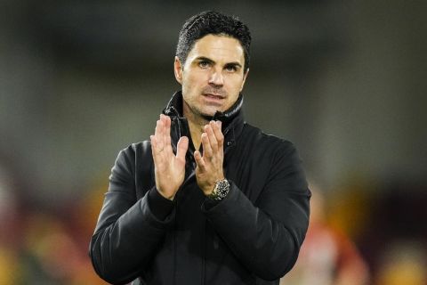 Arsenal's manager Mikel Arteta applauds after the English Premier League soccer match between Brentford and Arsenal at the Gtech Community stadium in London, Wednesday, Jan. 1, 2025. (AP Photo/Kirsty Wigglesworth)