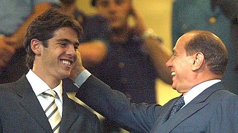 Ricardo Kaka' e SIlvio Berlusconi allo stadio Meazza di Milano in una immagine del 17 agosto 2003.
ANSA/MATTEO BAZZI