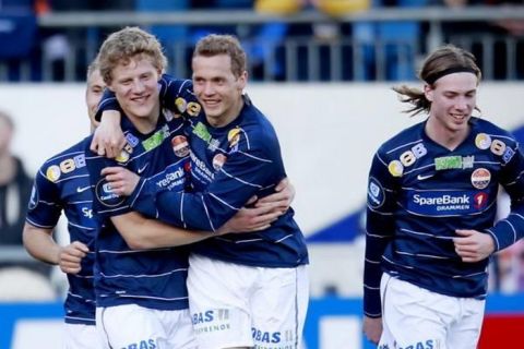 DRAMMEN  20100411.
SIFs Lars Sætra (midten) blir gratulert av Øyvind Storflor og Jo Inge Berget (t.h.) etter at Sætra scorte under eliteseriekampen i fotball mellom Strømsgodset og Sandefjord fotball på Marienlyst stadion i Drammen søndag kveld. Kampen endte 4-2. 
Foto: Kyrre Lien / Scanpix