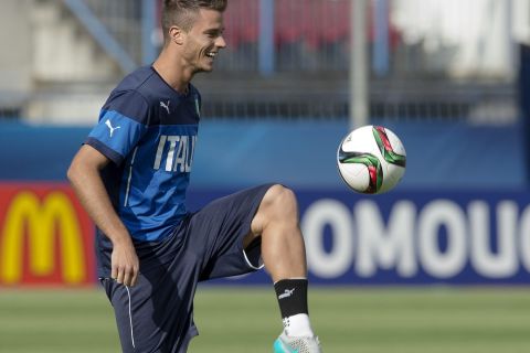 epa04804896 Italian national under-21 player Lorenzo Crisetig during a training session held at the Ander Stadium, Olomouc, Czech Republic, 17 June 2015. The team is preparing for their opening match in the Under-21 European Championship against Sweden in the Czech Republic on 18 June 2015.  EPA/PETER POWELL