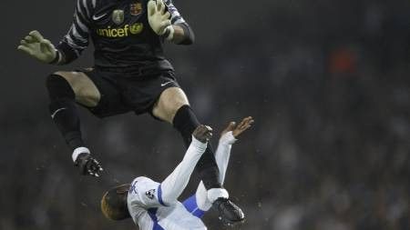  *** Local Caption *** OVERFALL:  Dame N'Doye ble truffet av Valdes' kne.