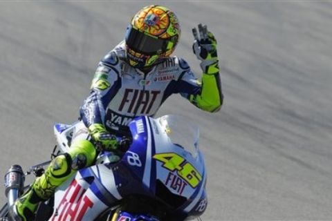 MotoGP Yahama rider Valentino Rossi of Italy waves to the crowd after the MotoGP Aragon Motorcycle Grand Prix at the Motorland racetrack in Alcaniz, Spain Sunday, Sept. 19, 2010 (AP Photo/Manu Fernandez)