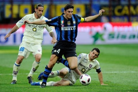 MILAN, ITALY - APRIL 09:  Javier Zanetti of Inter Milan and Sergio Pellissier of AC Chievo Verona compete for the ball during the Serie A match between FC Internazionale Milano and AC Chievo Verona at Stadio Giuseppe Meazza on April 9, 2011 in Milan, Italy.  (Photo by Claudio Villa/Getty Images)