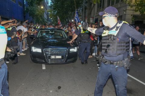 Στιγμιότυπο από τους διαδηλωτές του Τζόκοβιτς και το "μπέρδεμα" με το αυτοκίνητο