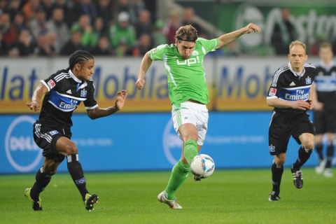 WOLFSBURG, GERMANY - MARCH 23: Michael Mancienne of Hamburg challenges Patrick Helmes of Wolfsburg during the Bundesliga match between VfL Wolfsburg and Hamburger SV at Volkswagen Arena on March 23, 2012 in Wolfsburg, Germany.  (Photo by Stuart Franklin/Bongarts/Getty Images)