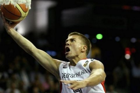 Basketball, Laenderspiel, Olympiaqualifikation, Maenner, Deutschland - Polen, Montag (30.06.08), Max-Schmeling-Halle, Berlin: Deutschlands Steffen Hamann (r.) spielt gegen Polens Radoslaw Hyzy.
Foto: Ronny Hartmann/ddp