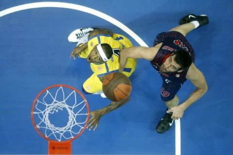 Bobby Brown (L) of Asseco Prokom Gdynia Vies for the ball with Caja Laboral Vitoria's Fernando San Emeterio (R) during their Euroleague Baketball game in Gdynia, Poland, on October 27, 2010. AFP PHOTO / KFP/ Krzysztof Mystkowski (Photo credit should read Krzysztof Mystkowski/AFP/Getty Images)