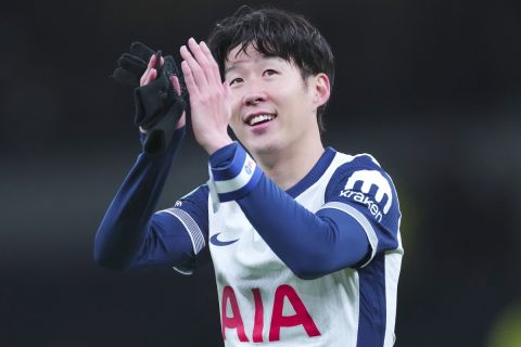 Tottenham's Son Heung-min reacts after the English League Cup quarter-final soccer match between Tottenham and Manchester United, at the Tottenham Hotspur Stadium in London, Thursday, Dec. 19, 2024. (AP Photo/Dave Shopland )