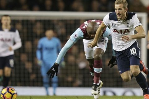 Tottenham's Harry Kane, right, breaks away from West Ham's Angelo Ogbonna Obinze during the English Premier League soccer match between Tottenham Hotspur and West Ham United at White Hart Lane in London, Saturday Nov. 19, 2016. (AP Photo/Tim Ireland)