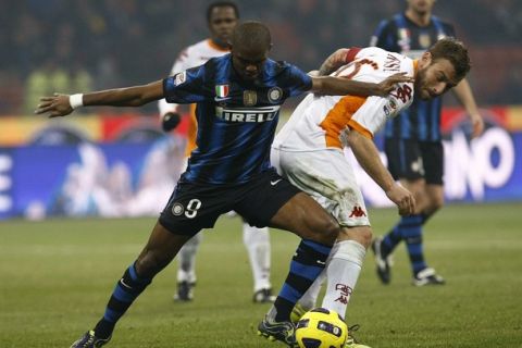 Inter Milan's Samuel Eto'o (L) challenges AS Roma's Daniele De Rossi during their Italian Serie A soccer match at the San Siro stadium in Milan February 6, 2011.   REUTERS/Alessandro Garofalo (ITALY - Tags: SPORT SOCCER)