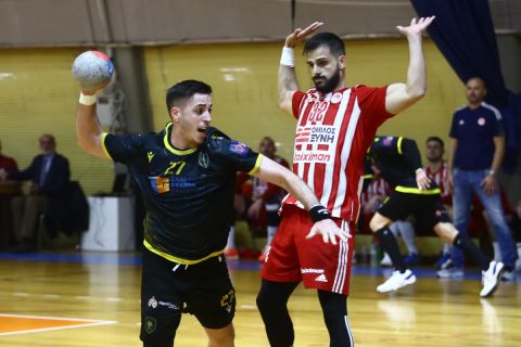 Στιγμιότυπο από το Ολυμπιακός - ΑΕΚ στη Handball Premier