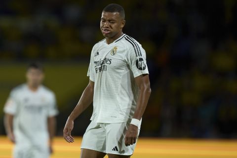 Real Madrid's Kylian Mbappe gestures during the Spanish La Liga soccer match between Las Palmas and Real Madrid at the Gran Canaria stadium in Las Palmas, Spain's Canary Islands, Thursday, Aug. 29, 2024. (AP Photo/Gabriel Jimenez)