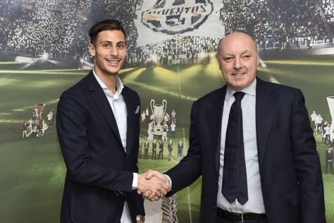 Foto LaPresse - Daniele Badolato
18/01/2016 Torino ( Italia)
Sport Calcio
ESCLUSIVA JUVENTUS
Rolando Mandragora firma il contratto con la Juventus
Nella foto: Rolando Mandragora , Giuseppe Marotta

Photo LaPresse - Daniele Badolato
18 January 2016 Turin ( Italy)
Sport Soccer
Rolando Mandragora signing for Juventus
In the pic: Rolando Mandragora , Giuseppe Marotta