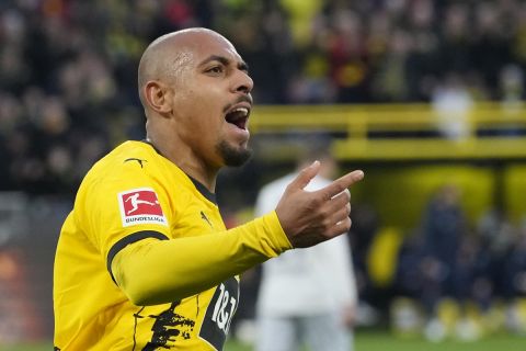 Dortmund's Donyell Malen celebrates after scoring his side's opening goal during the German Bundesliga soccer match between Borussia Dortmund and TSG Hoffenheim in Dortmund, Germany, Sunday, Feb. 25, 2024. (AP Photo/Martin Meissner)