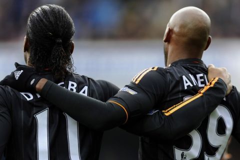 Chelsea's Nicolas Anelka (R) celebrates scoring against Blackburn Rovers with Didier Drogba during their English Premier League soccer match in Blackburn, northern England October 30, 2010. REUTERS/Nigel Roddis (BRITAIN - Tags: SPORT SOCCER) NO ONLINE/INTERNET USAGE WITHOUT A LICENCE FROM THE FOOTBALL DATA CO LTD. FOR LICENCE ENQUIRIES PLEASE TELEPHONE ++44 (0) 207 864 9000