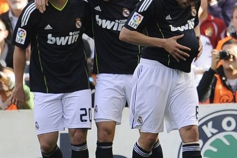 Real Madrid's Brazilian midfielder Kaka (R), Real Madrid's Argentinian forward Gonzalo Higuain (L) and Real Madrid's French forward Karim Benzema (C) celebrate a score during the Spanish league football match Valencia vs Real Madrid  on April 23, 2011 at the Mestalla stadium in Madrid.    AFP PHOTO/ PEDRO ARMESTRE (Photo credit should read PEDRO ARMESTRE/AFP/Getty Images)