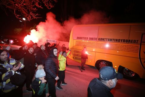 ΑΕΚ: Χαμός από φιλάθλους της Ένωσης στην άφιξη της αποστολής στην Πορταριά