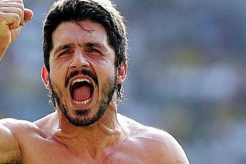 La gioia di Gennaro Gattuso al termine della partita degli ottavi di finale del Mondiale 2006 tra Italia e Australia, in una immagine del 26 giugno 2006. Dopo Fabio
Cannavaro, un altro big azzurro annuncia l'addio alla nazionale al termine del Mondiale. E' Rino Gattuso che osserva: ''Ho 33 anni, anche per il ruolo che interpreto e' giusto dare spazio per il futuro a chi avra' piu' benzina. Poi, il mio sogno e' un giorno fare un Mondiale da ct azzurro''.
ANSA/DANIEL DAL ZENNARO