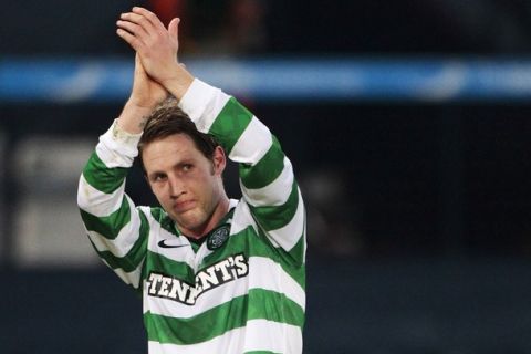 Celtic's Kris Commons applauds their supporters after their CIS Cup semi final soccer match against Aberdeen at Hampden Park stadium in Glasgow, Scotland January 29, 2011. REUTERS/David Moir (BRITAIN - Tags: SPORT SOCCER)