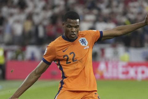 Denzel Dumfries of the Netherlands during a semifinal match between the Netherlands and England at the Euro 2024 soccer tournament in Dortmund, Germany, Wednesday, July 10, 2024. (AP Photo/Darko Vojinovic)