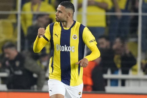 Fenerbahce's Youssef En-Nesyri, center, celebrates after scoring their side's first goal during the Europa League opening phase soccer match between Fenerbahce and Manchester United at Sukru Saracoglu stadium, in Istanbul, Turkey, Thursday, Oct. 24, 2024. (AP Photo/Francisco Seco)