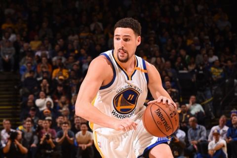 OAKLAND, CA - DECEMBER 15:  Klay Thompson #11 of the Golden State Warriors handles the ball against the New York Knicks on December 15, 2016 at ORACLE Arena in Oakland, California. NOTE TO USER: User expressly acknowledges and agrees that, by downloading and or using this photograph, user is consenting to the terms and conditions of Getty Images License Agreement. Mandatory Copyright Notice: Copyright 2016 NBAE (Photo by Noah Graham/NBAE via Getty Images)