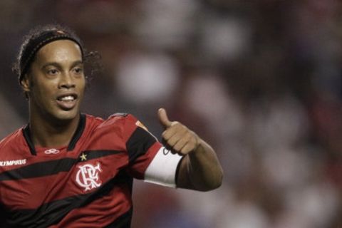 Flamengo's Ronaldinho gives a thumbs up during a Brazilian League soccer match with Coritiba in Rio de Janeiro, Brazil, Saturday Aug. 6, 2011. (AP Photo/Felipe Dana)