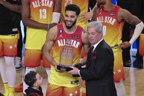 Ο Τζέισον Τέιτουμ με το βραβείο του MVP του NBA All Star Game 2023