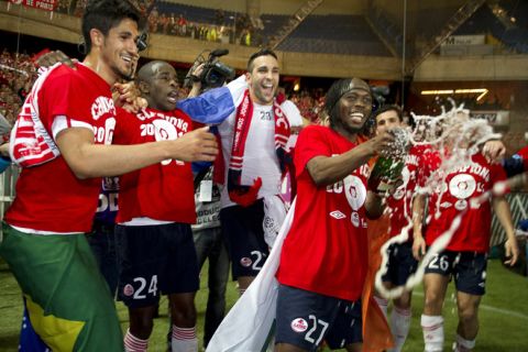 Lille players celebrate after the final whistle of the French L1 football match Paris Saint-Germain v. Lille at the Parc des Princes stadium in Paris on May 21, 2011. Lille won the French championship. AFP PHOTO BERTRAND LANGLOIS (Photo credit should read BERTRAND LANGLOIS/AFP/Getty Images)