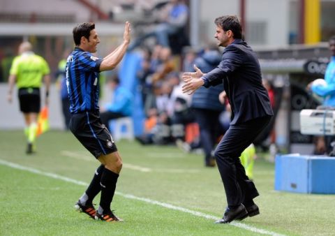 MILAN, ITALY - APRIL 01:  FC Inter Milan head coach Andrea Stramaccioni (R) and Javier Zanetti celebrate during the Serie A match between FC Internazionale Milano and Genoa CFC at Stadio Giuseppe Meazza on April 1, 2012 in Milan, Italy.  (Photo by Claudio Villa/Getty Images)